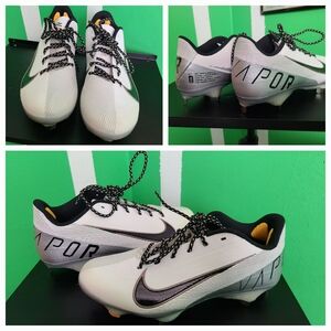 Mens Nike Vapor Football/Sports cleats CJ7577-103
Men’s Size 8 (EU 41)